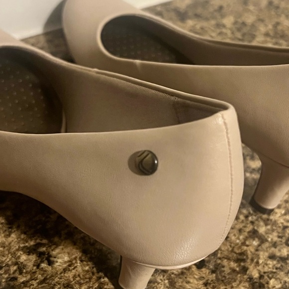 Life Stride Parisian Cream Kiddy Elegant Women's Pumps size 7.5 - Picture 5 of 7